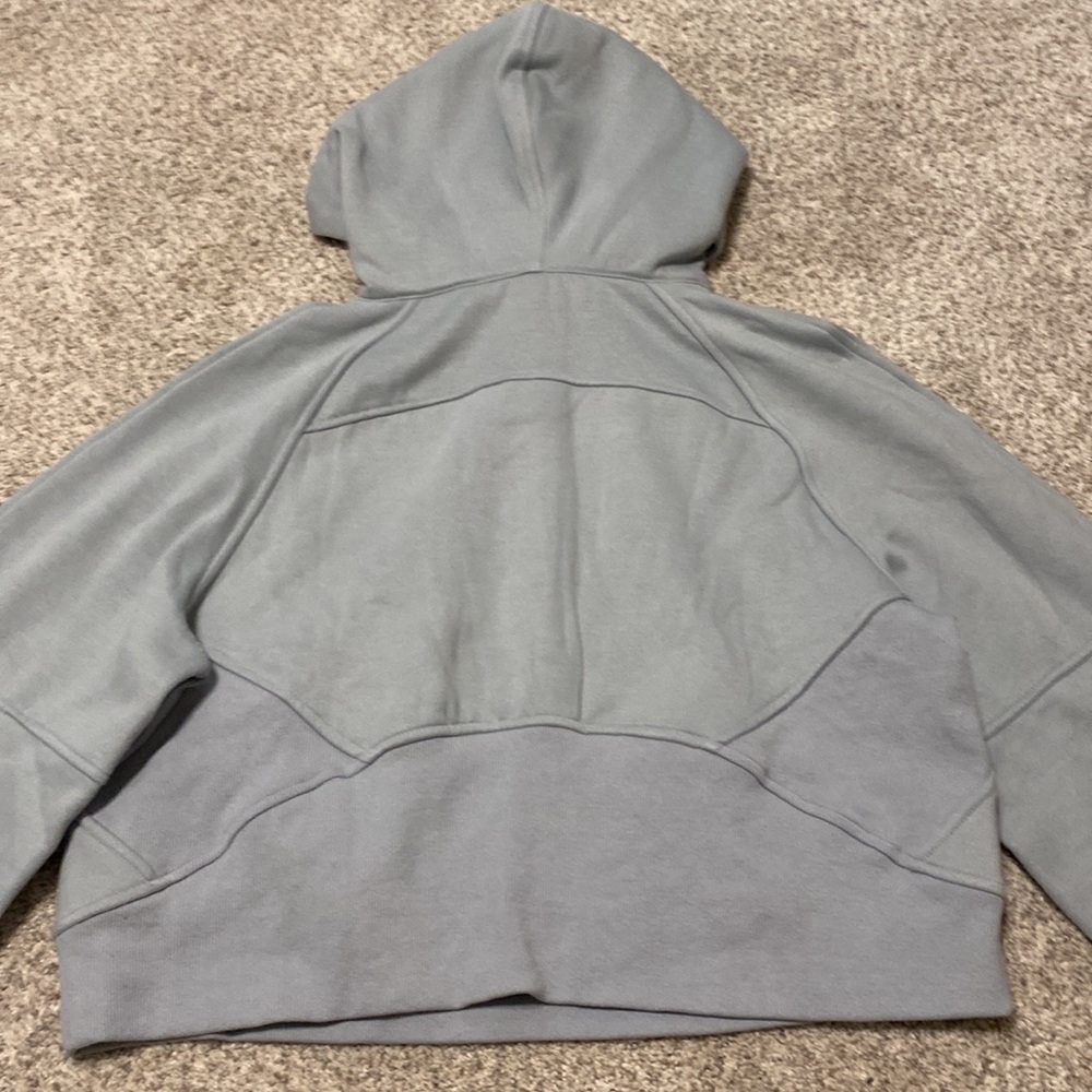 Never worn Lululemon - Picture 5 of 8